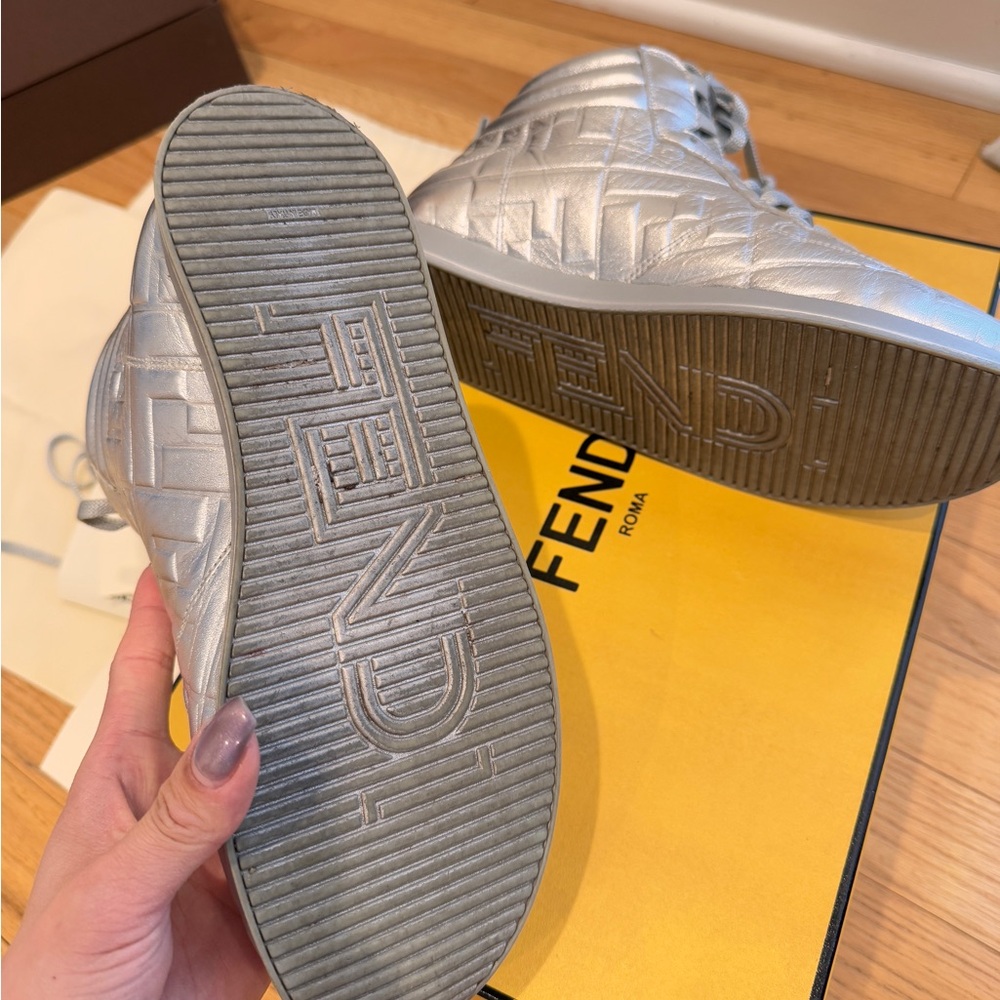 FENDI Metallic Nappa
MacroFFEmbossedHigh‎ Top Sneakers
38 Silver - Picture 5 of 12